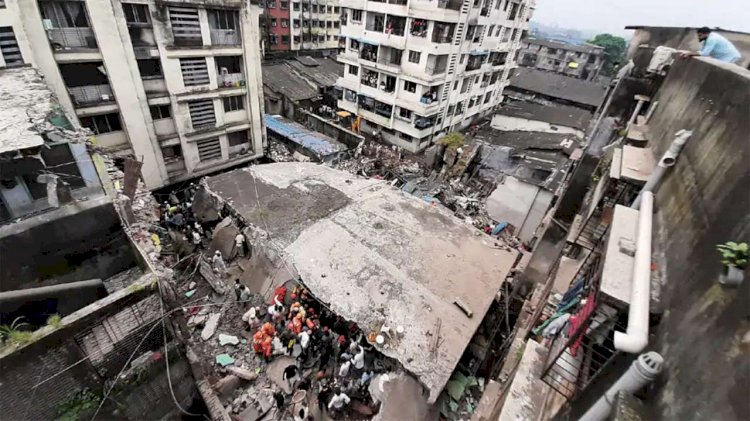 मुंबईत चार मजली इमारत कोसळली, ११ जणांचा मृत्यू, १७ जखमी