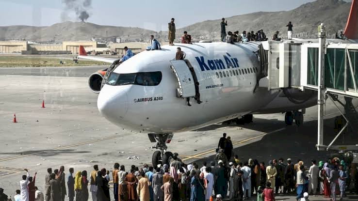 तालिबानच्या भीतीने घेतला जीव:पलायन करण्याच्या नादात उडत्या विमानातून पडले तीन जण