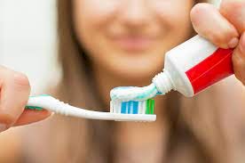 टूथपेस्ट ऐवजी विष तोंडात जाऊन तरुणीचा मृत्यू